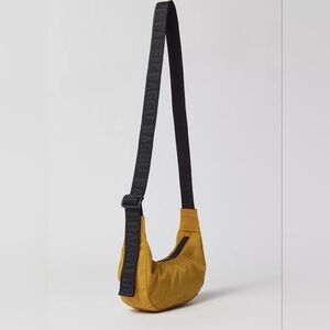 BAGGU mini crescent in ochre
